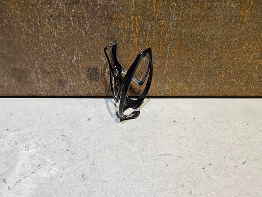 Trinkflaschen und Halter von Specialized, SPECIALIZED RIB CAGE II FLASCHENHALTER / SCHWARZ GLANZ in variant_title vor USEDBIKES - OB.DE Hintergrund
