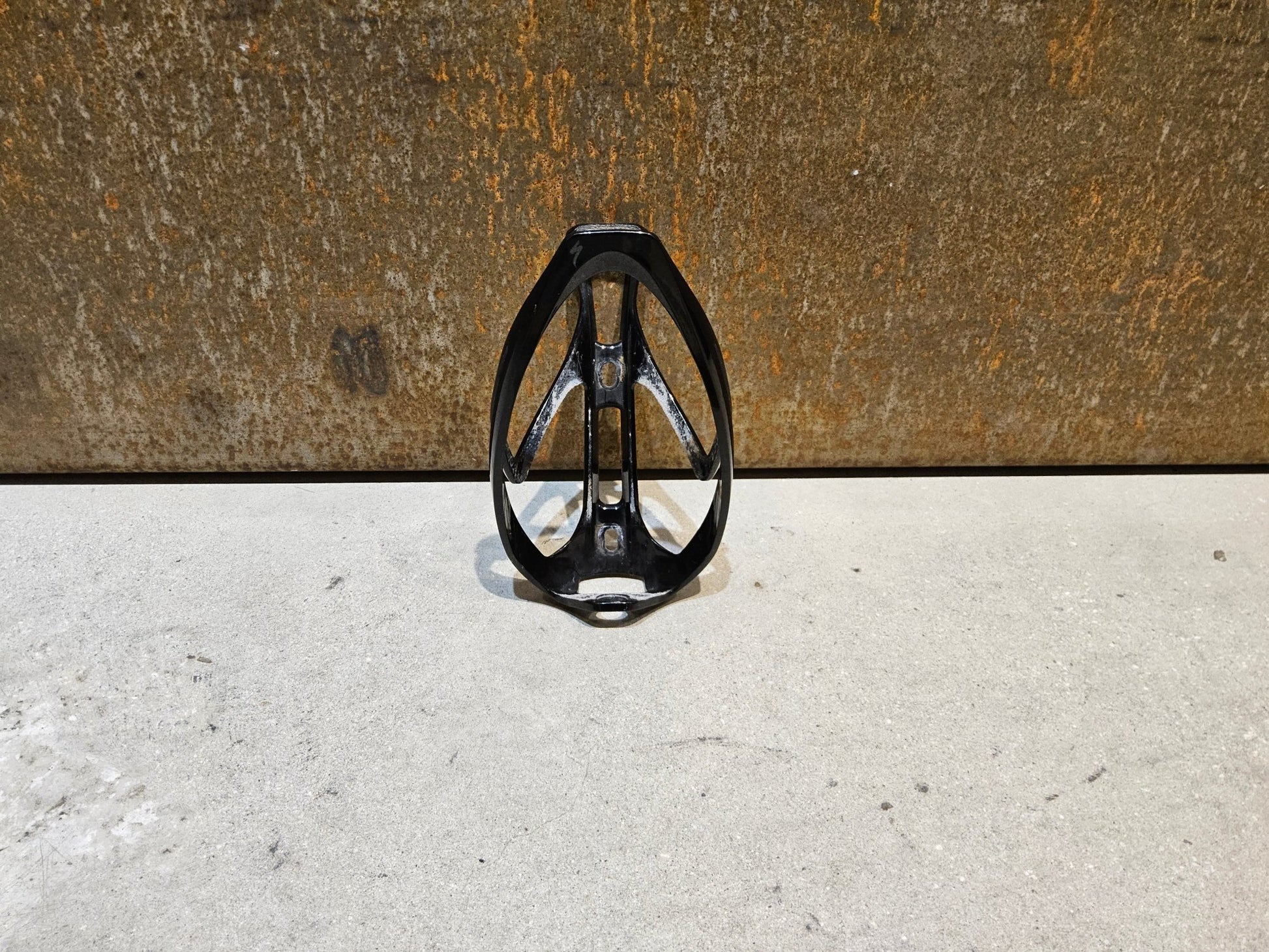 Trinkflaschen und Halter von Specialized, SPECIALIZED RIB CAGE II FLASCHENHALTER / SCHWARZ GLANZ in variant_title vor USEDBIKES - OB.DE Hintergrund