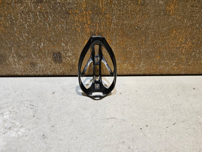 Trinkflaschen und Halter von Specialized, SPECIALIZED RIB CAGE II FLASCHENHALTER / SCHWARZ GLANZ in variant_title vor USEDBIKES - OB.DE Hintergrund