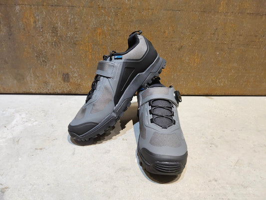 MTB - Herrenschuhe von Specialized, SPECIALIZED RIME 2.0 MOUNTAINBIKESCHUH SCHWARZ GRAU / HERREN vor USEDBIKES - OB.DE Hintergrund