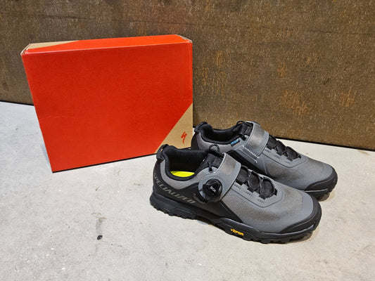 MTB - Herrenschuhe von Specialized, SPECIALIZED RIME 2.0 MOUNTAINBIKESCHUH SCHWARZ GRAU / HERREN vor USEDBIKES - OB.DE Hintergrund