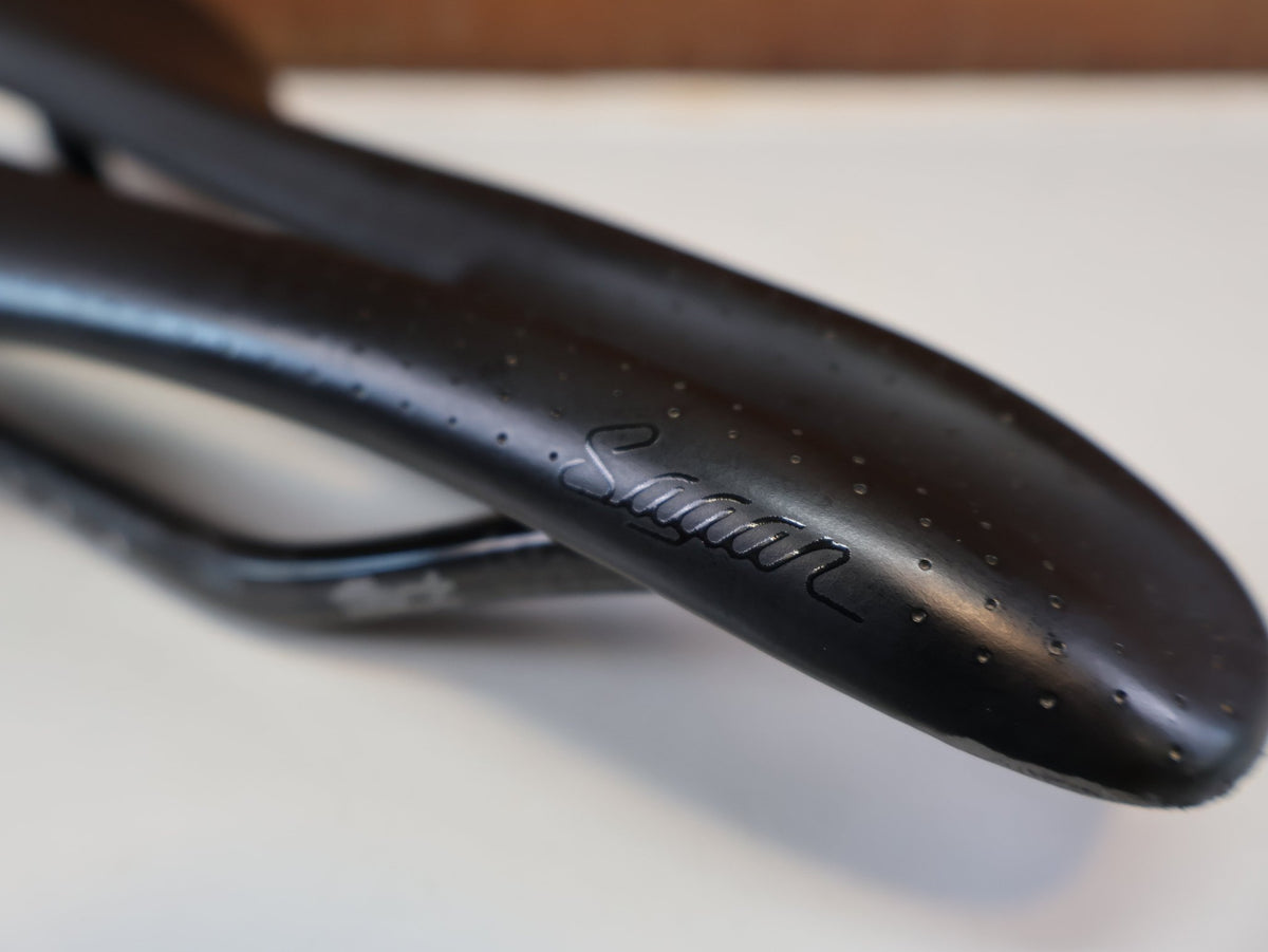 Sattel von Specialized, SPECIALIZED ROMIN EVO SAGAN LTD / CHASING RAINBOWS / CARBON RENNRAD SATTEL / 155 MM vor USEDBIKES-OB.DE Hintergrund