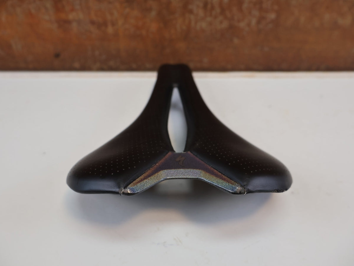 Sattel von Specialized, SPECIALIZED ROMIN EVO SAGAN LTD / CHASING RAINBOWS / CARBON RENNRAD SATTEL / 155 MM vor USEDBIKES-OB.DE Hintergrund
