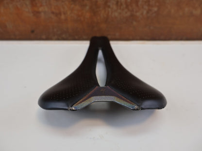 Sattel von Specialized, SPECIALIZED ROMIN EVO SAGAN LTD / CHASING RAINBOWS / CARBON RENNRAD SATTEL / 155 MM vor USEDBIKES-OB.DE Hintergrund