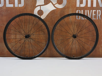 Laufrad/Laufradsatz von Specialized, SPECIALIZED ROVAL ALPINIST CLX II CARBON LAUFRADSATZ / BLACK / SRAM XDR vor USEDBIKES-OB.DE Hintergrund