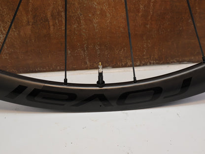Laufrad/Laufradsatz von Specialized, SPECIALIZED ROVAL ALPINIST CLX II CARBON LAUFRADSATZ / BLACK / SRAM XDR vor USEDBIKES-OB.DE Hintergrund