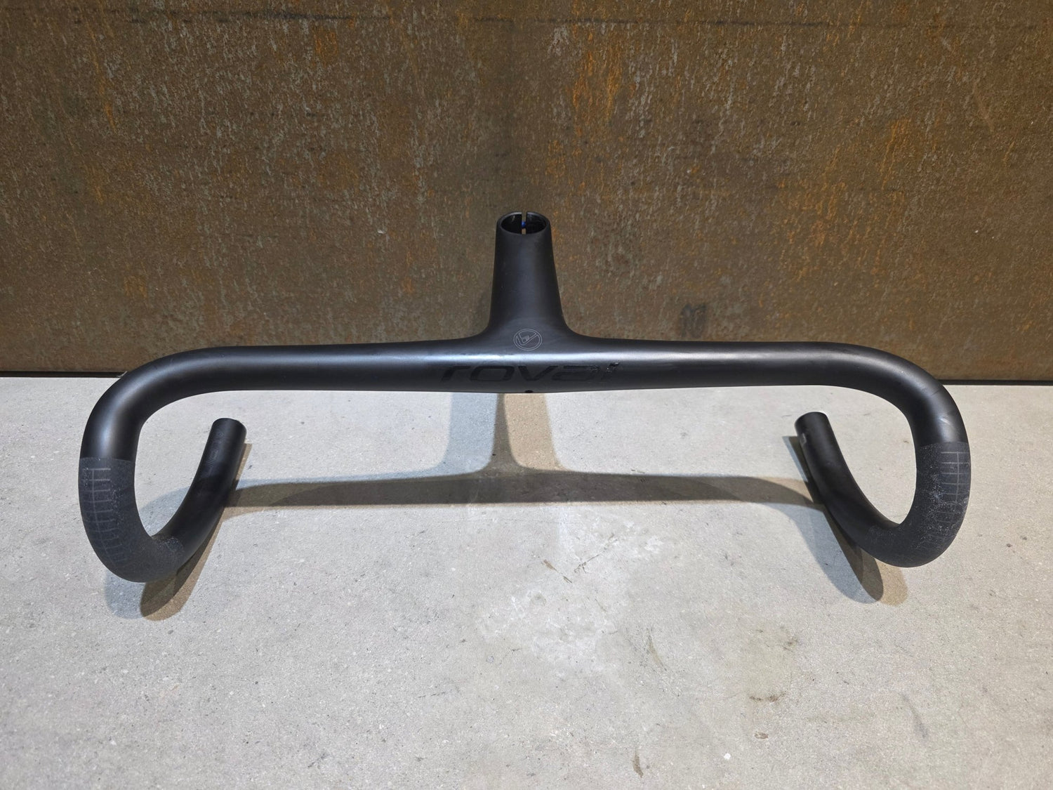 Lenker von Specialized, SPECIALIZED ROVAL ALPINIST SL LENKER - / VORBAUEINHEIT 420 / 100MM vor USEDBIKES - OB.DE Hintergrund