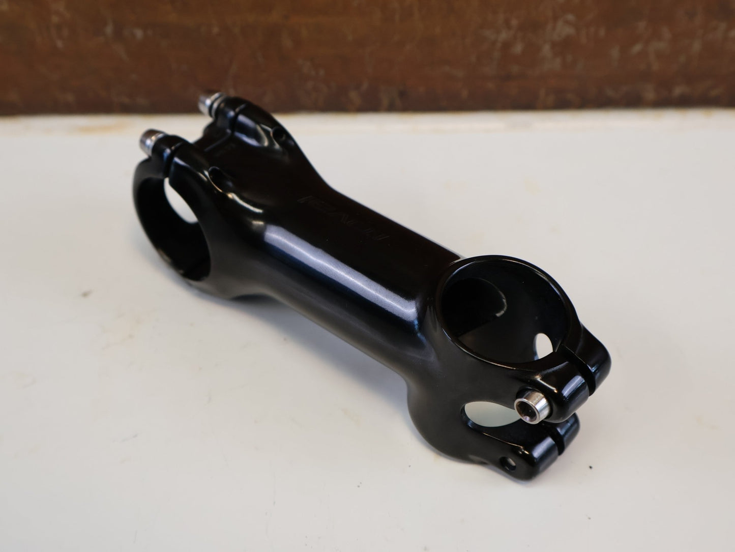 Vorbau von Specialized, SPECIALIZED ROVAL ALPINIST VORBAU / 90 MM / +/-12° FLIPFLOP / TITANSCHRAUBEN vor USEDBIKES-OB.DE Hintergrund