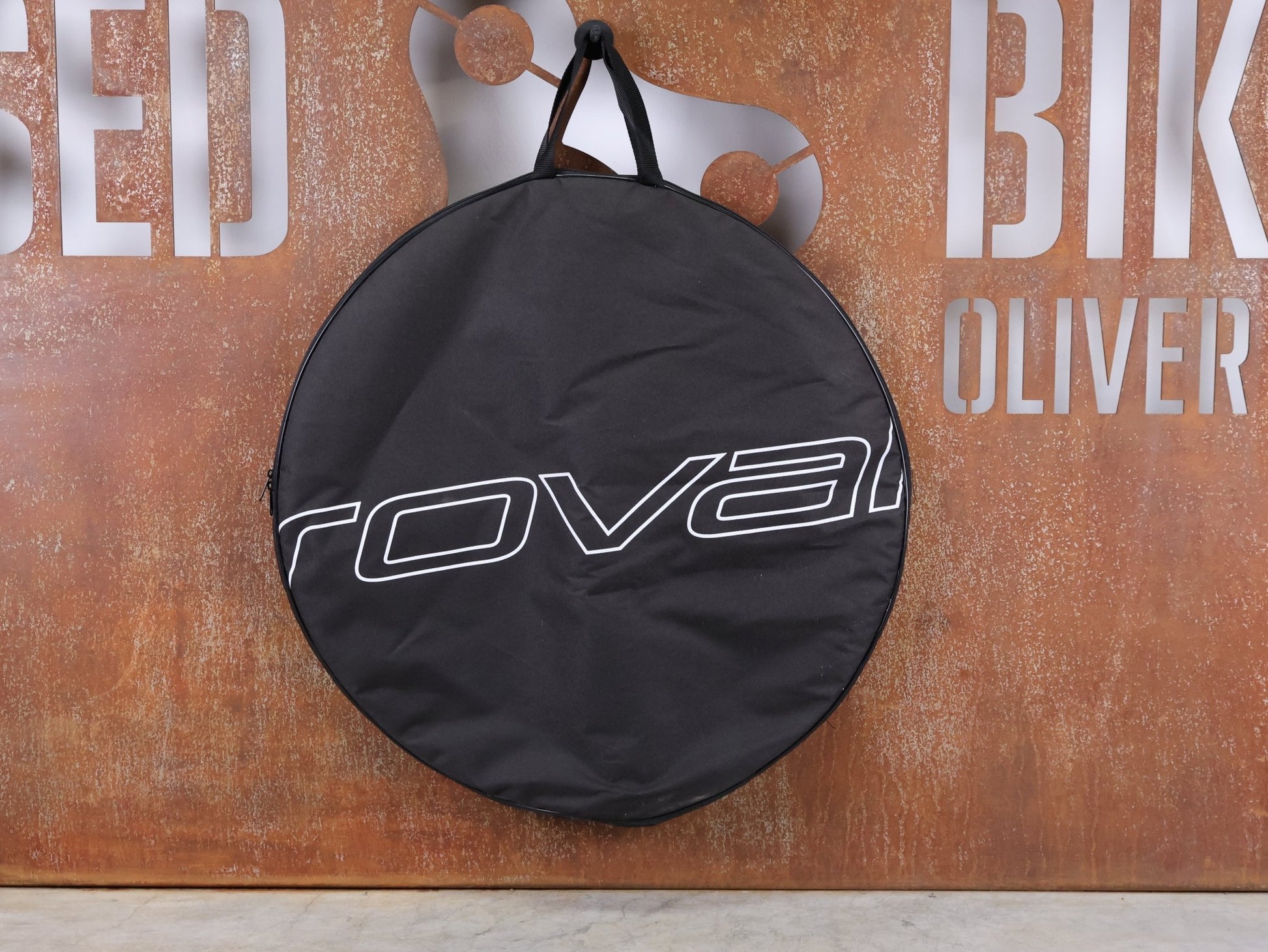 Taschen & Rucksäcke von Specialized, SPECIALIZED ROVAL LAUFRADTASCHE – 26" / 700C vor USEDBIKES - OB.DE Hintergrund