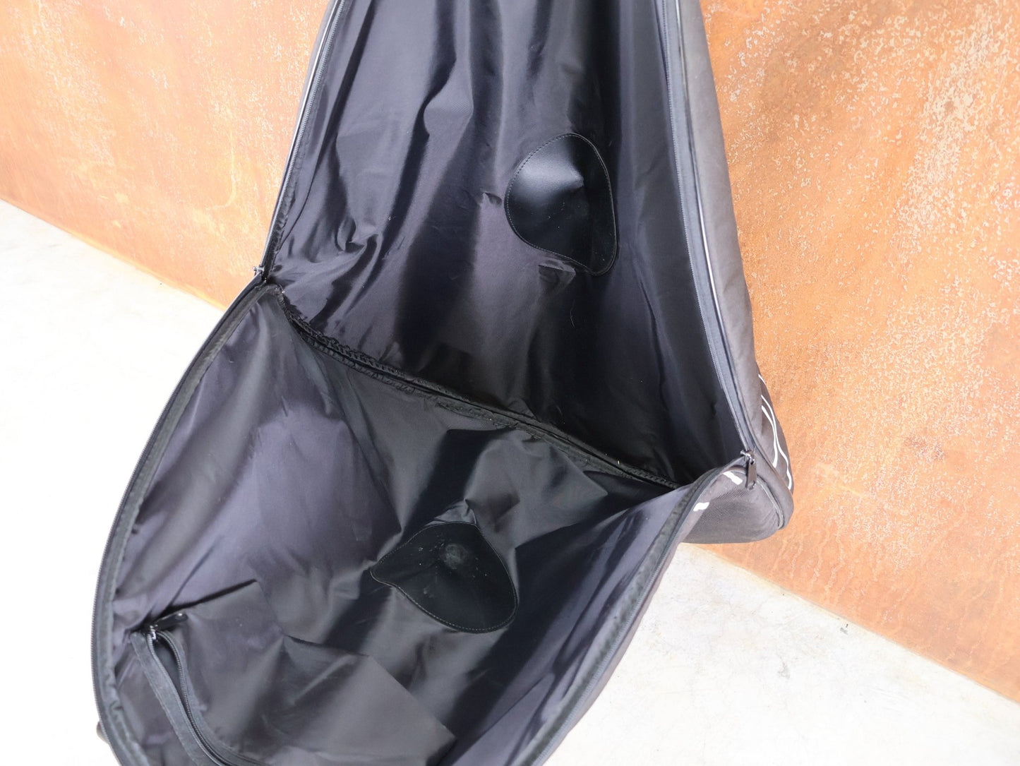 Taschen & Rucksäcke von Specialized, SPECIALIZED ROVAL LAUFRADTASCHE – 26" / 700C vor USEDBIKES - OB.DE Hintergrund