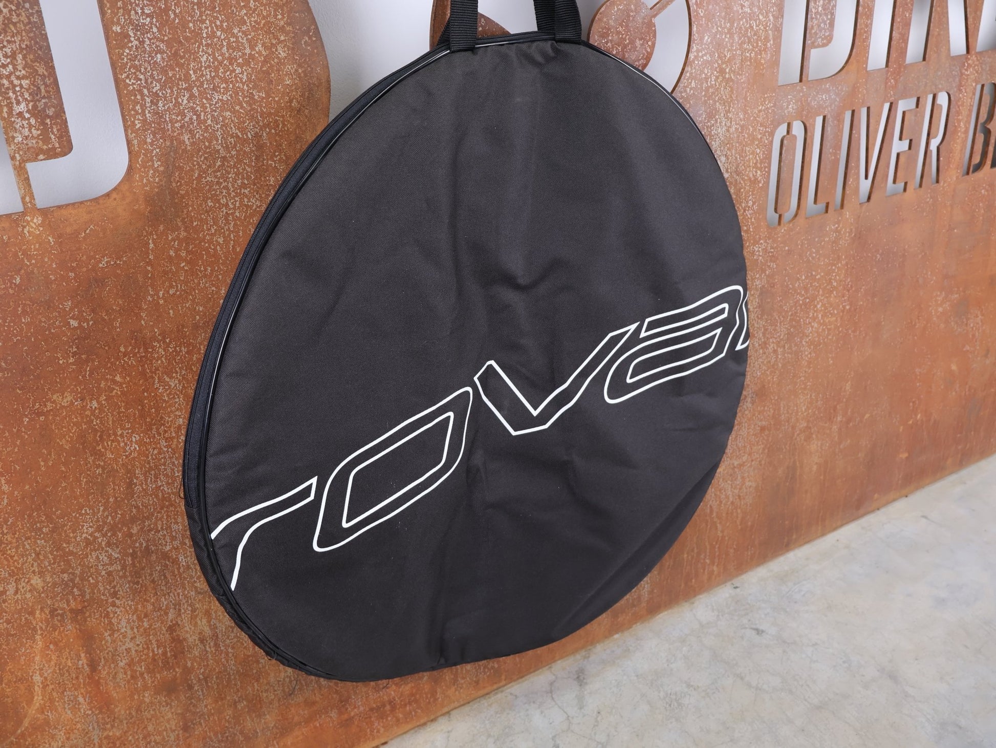 Taschen & Rucksäcke von Specialized, SPECIALIZED ROVAL LAUFRADTASCHE – 26" / 700C vor USEDBIKES - OB.DE Hintergrund