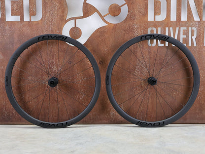 Laufrad/Laufradsatz von Specialized, SPECIALIZED ROVAL RAPIDE C38 LAUFRADSATZ DISC vor USEDBIKES - OB.DE Hintergrund