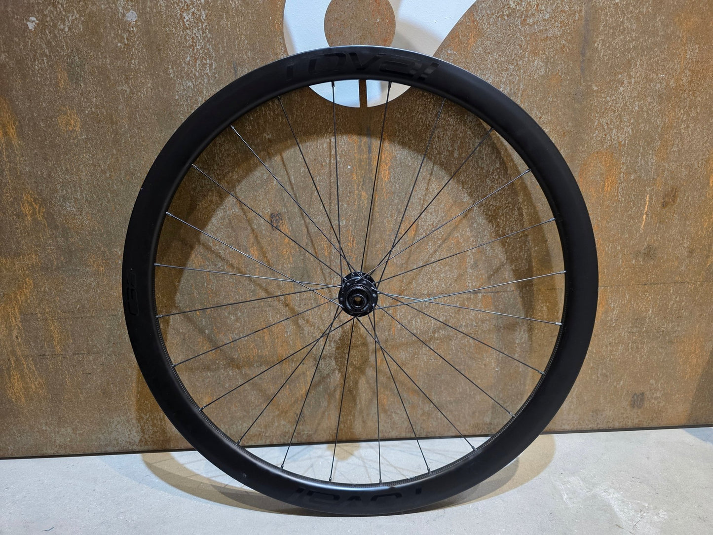Laufrad/Laufradsatz von Specialized, SPECIALIZED ROVAL RAPIDE C38 LAUFRADSATZ DISC vor USEDBIKES - OB.DE Hintergrund