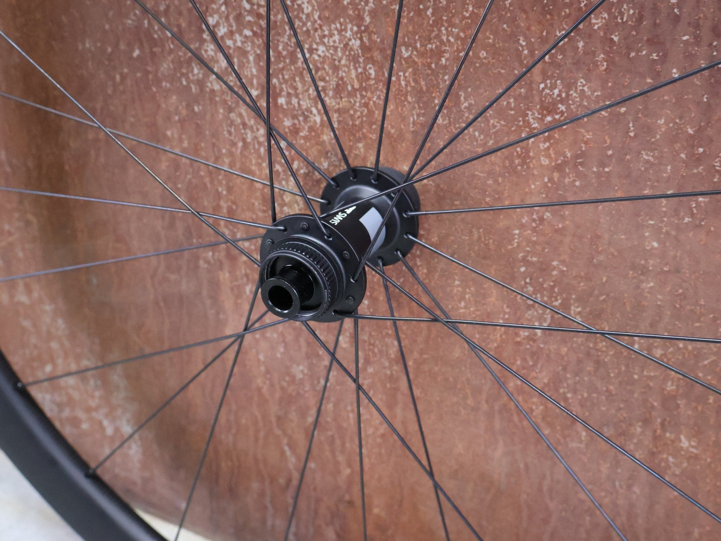 Laufrad/Laufradsatz von Specialized, SPECIALIZED ROVAL RAPIDE C38 LAUFRADSATZ DISC vor USEDBIKES - OB.DE Hintergrund