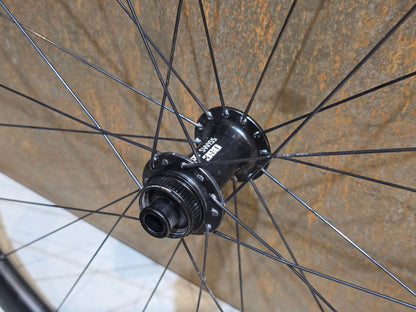 Laufrad/Laufradsatz von Specialized, SPECIALIZED ROVAL RAPIDE C38 LAUFRADSATZ DISC vor USEDBIKES - OB.DE Hintergrund