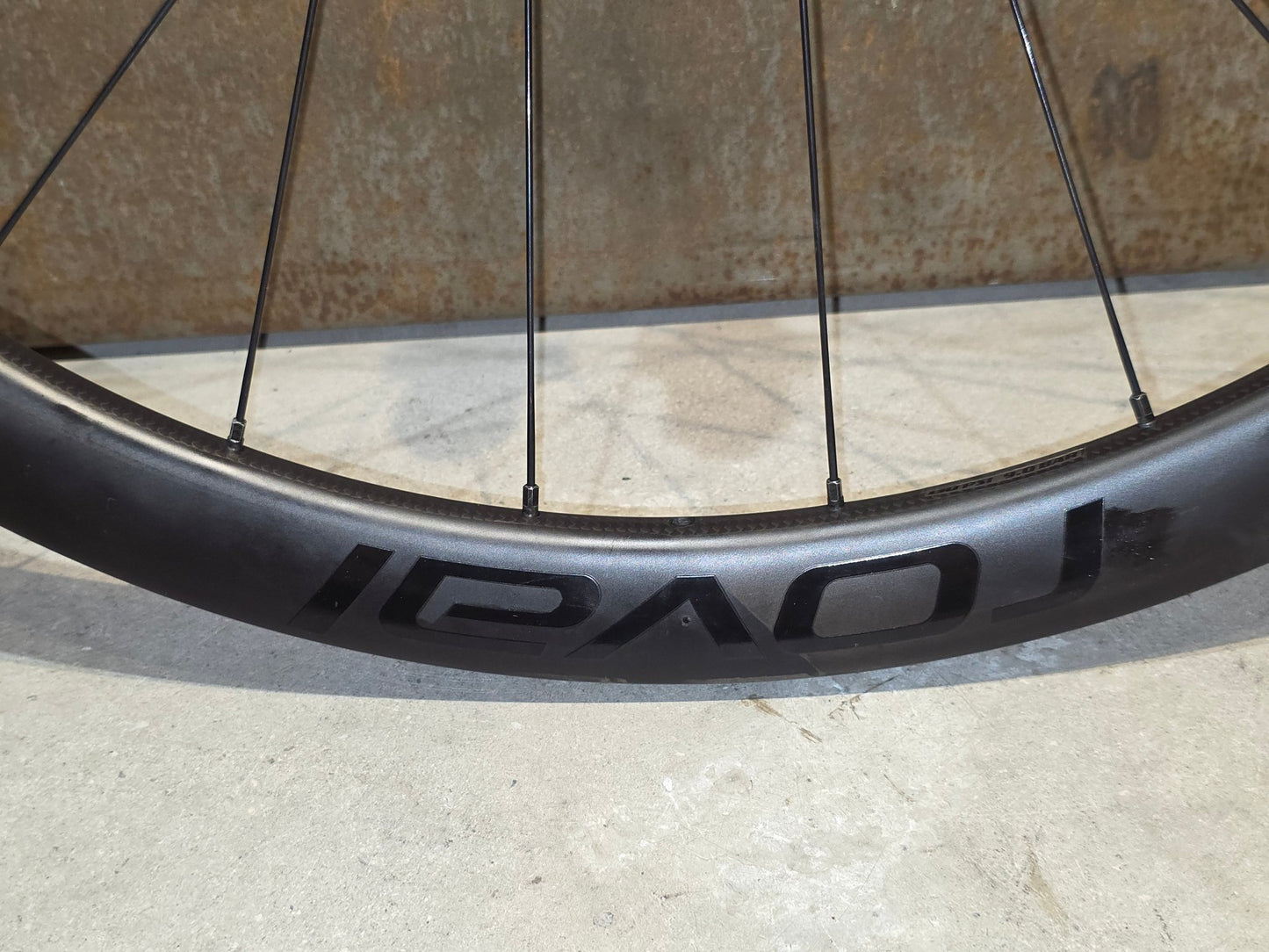 Laufrad/Laufradsatz von Specialized, SPECIALIZED ROVAL RAPIDE C38 LAUFRADSATZ DISC vor USEDBIKES - OB.DE Hintergrund