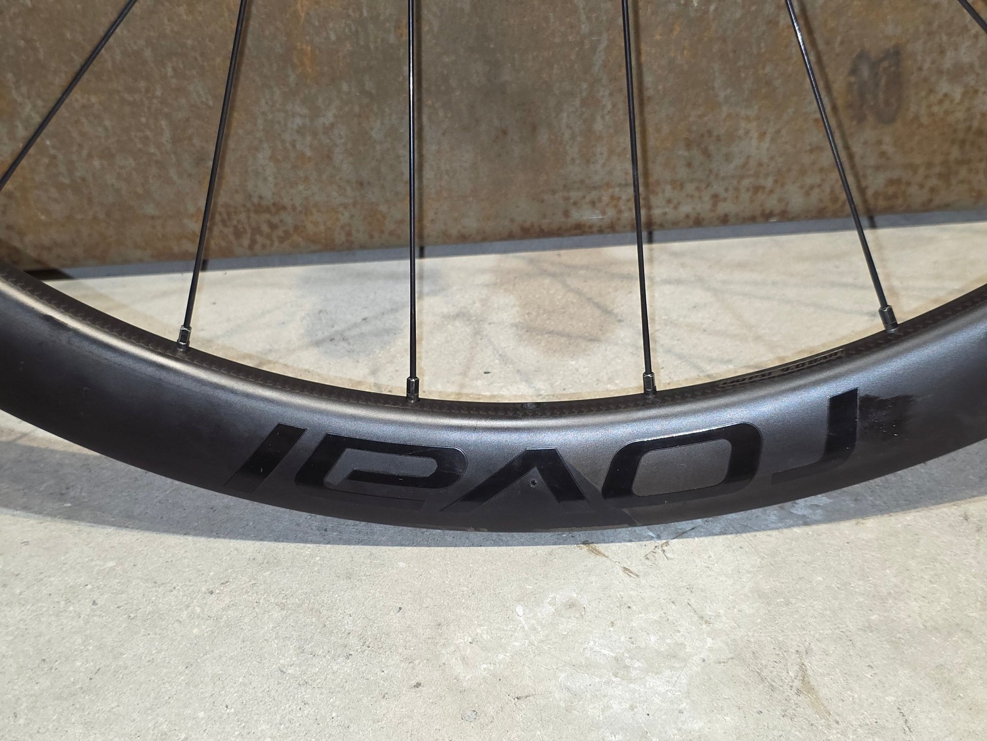Laufrad/Laufradsatz von Specialized, SPECIALIZED ROVAL RAPIDE C38 LAUFRADSATZ DISC vor USEDBIKES - OB.DE Hintergrund