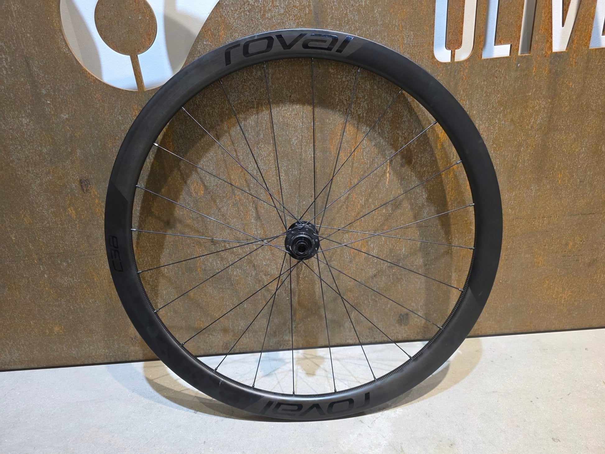 Laufrad/Laufradsatz von Specialized, SPECIALIZED ROVAL RAPIDE C38 LAUFRADSATZ DISC vor USEDBIKES - OB.DE Hintergrund