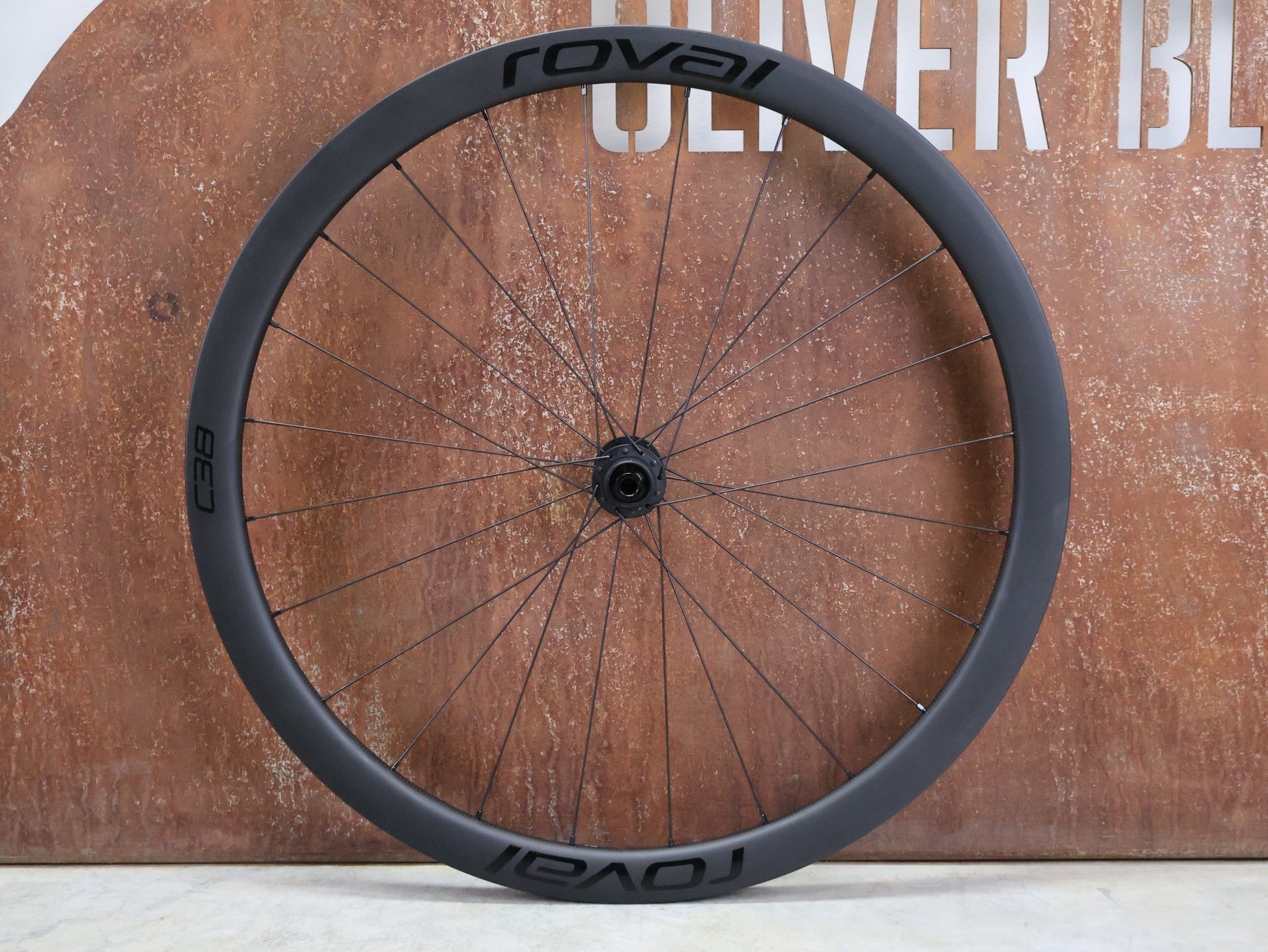 Laufrad/Laufradsatz von Specialized, SPECIALIZED ROVAL RAPIDE C38 LAUFRADSATZ DISC vor USEDBIKES - OB.DE Hintergrund