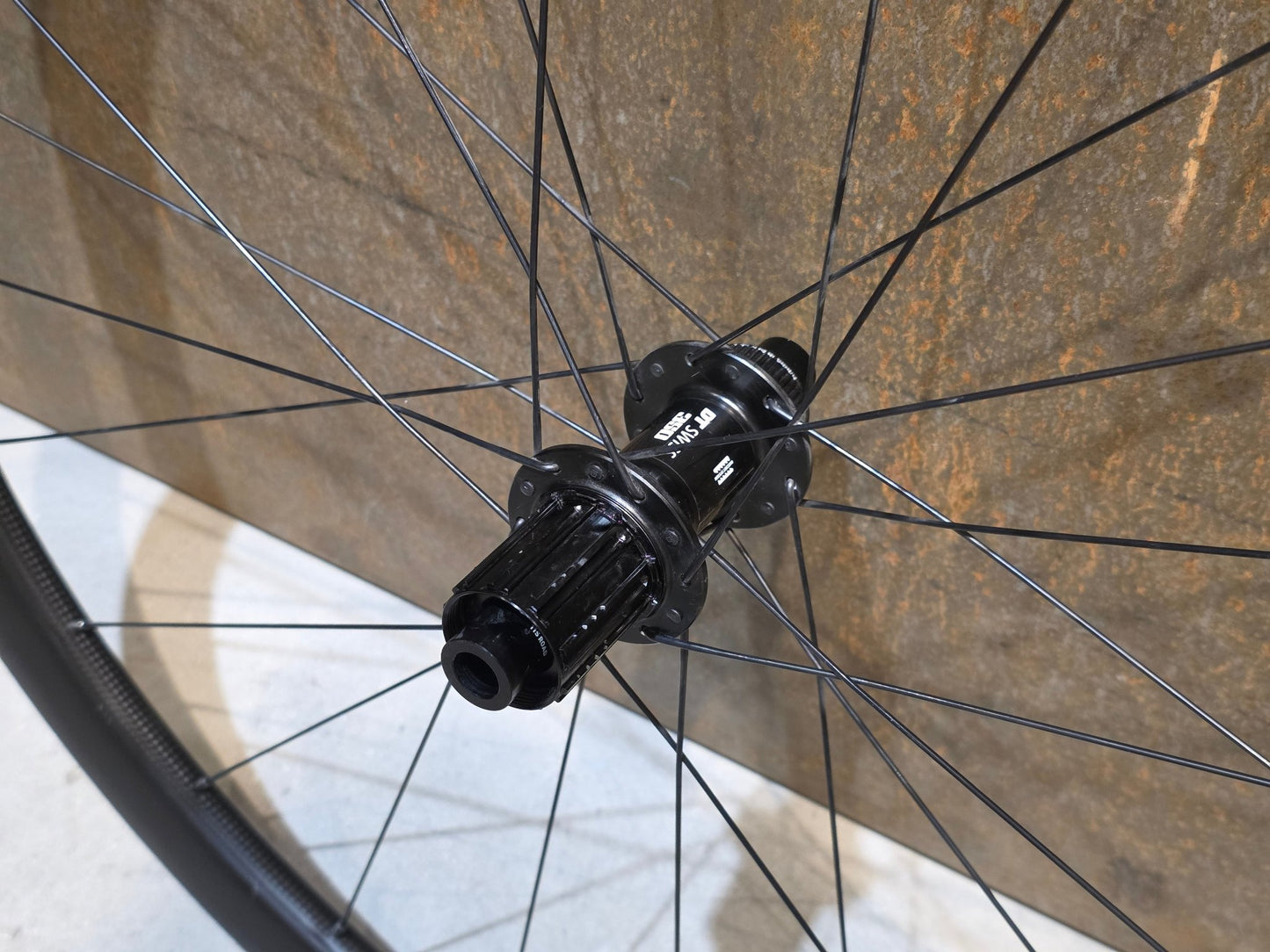 Laufrad/Laufradsatz von Specialized, SPECIALIZED ROVAL RAPIDE C38 LAUFRADSATZ DISC vor USEDBIKES - OB.DE Hintergrund