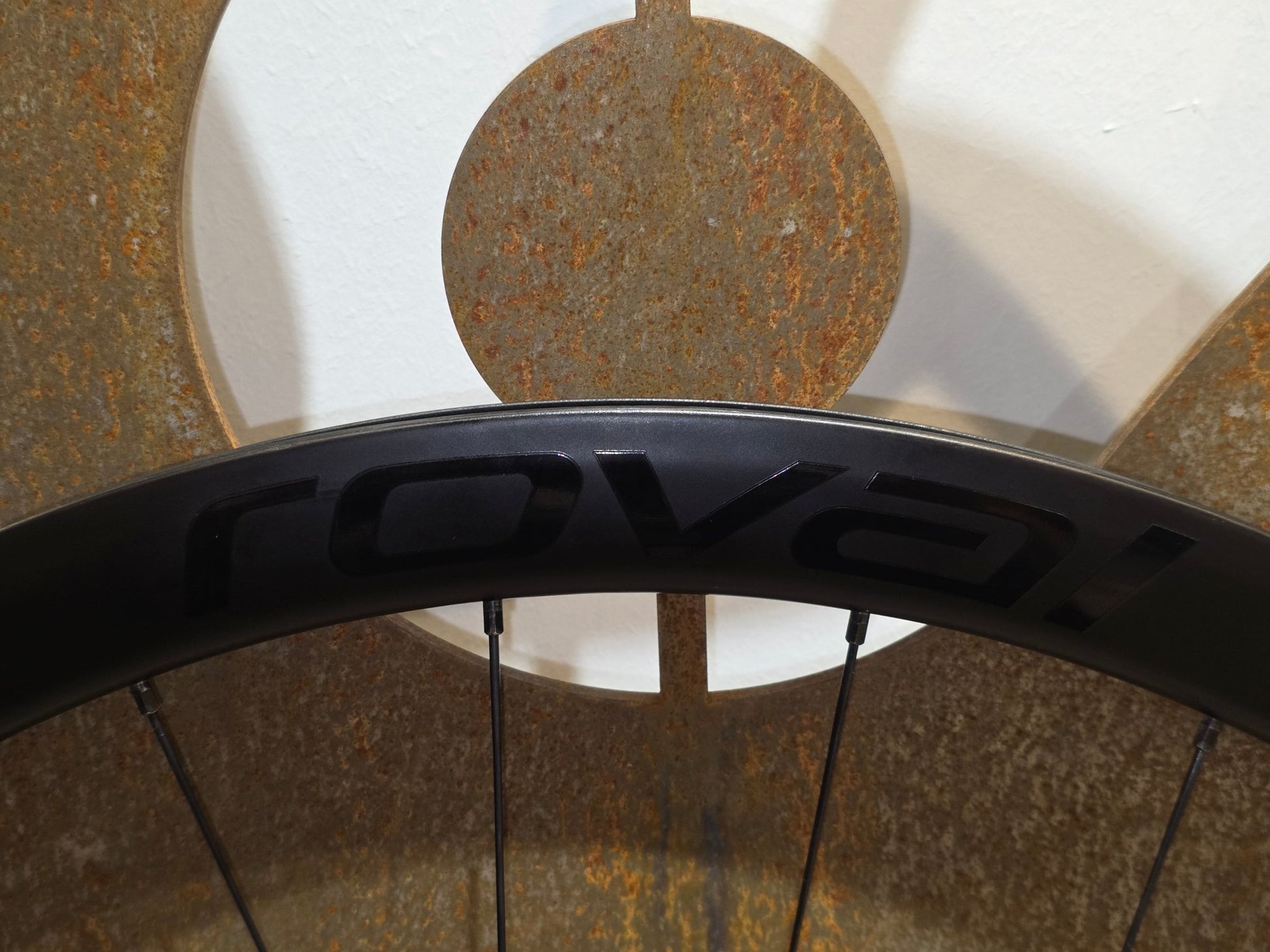 Laufrad/Laufradsatz von Specialized, SPECIALIZED ROVAL RAPIDE C38 LAUFRADSATZ DISC vor USEDBIKES - OB.DE Hintergrund