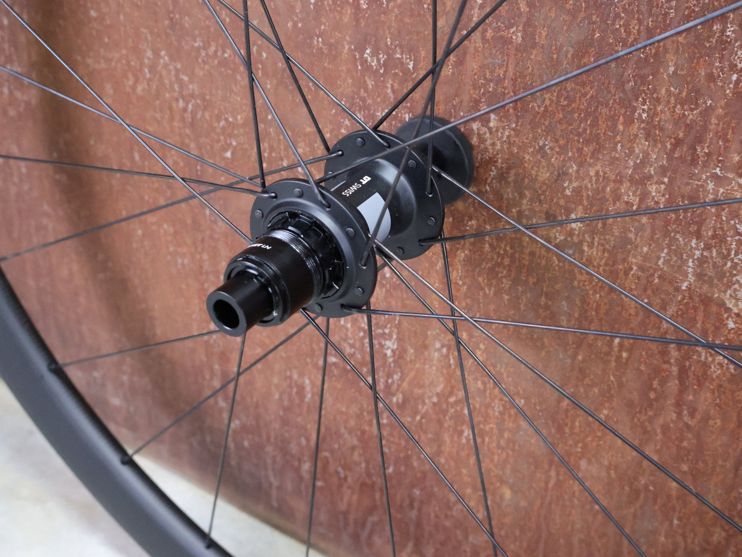 Laufrad/Laufradsatz von Specialized, SPECIALIZED ROVAL RAPIDE C38 LAUFRADSATZ DISC vor USEDBIKES - OB.DE Hintergrund