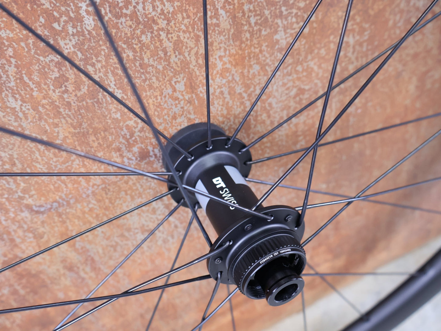 Laufrad/Laufradsatz von Specialized, SPECIALIZED ROVAL RAPIDE C38 LAUFRADSATZ DISC vor USEDBIKES - OB.DE Hintergrund