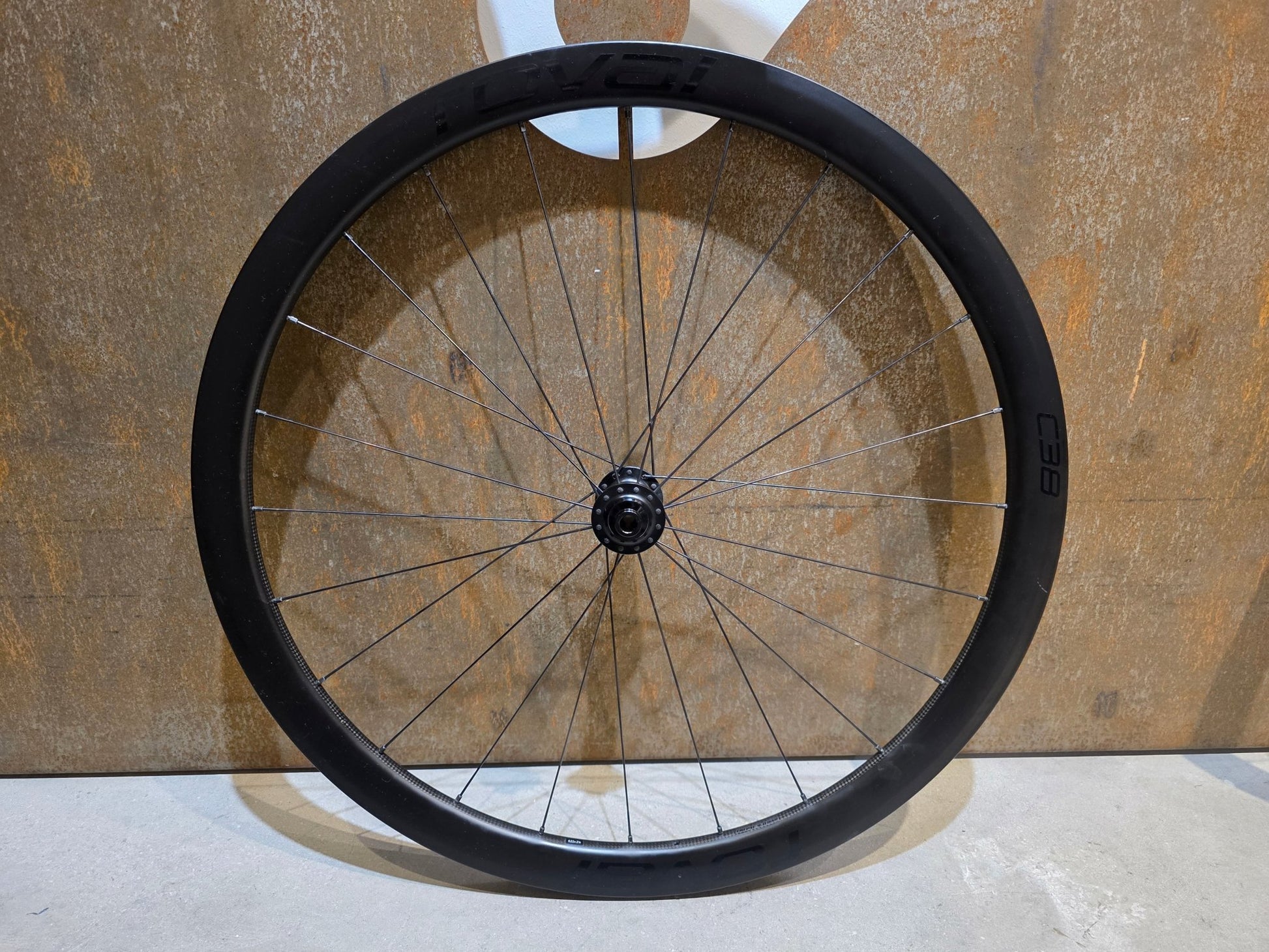Laufrad/Laufradsatz von Specialized, SPECIALIZED ROVAL RAPIDE C38 LAUFRADSATZ DISC vor USEDBIKES - OB.DE Hintergrund