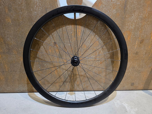 Laufrad/Laufradsatz von Specialized, SPECIALIZED ROVAL RAPIDE C38 LAUFRADSATZ DISC vor USEDBIKES - OB.DE Hintergrund