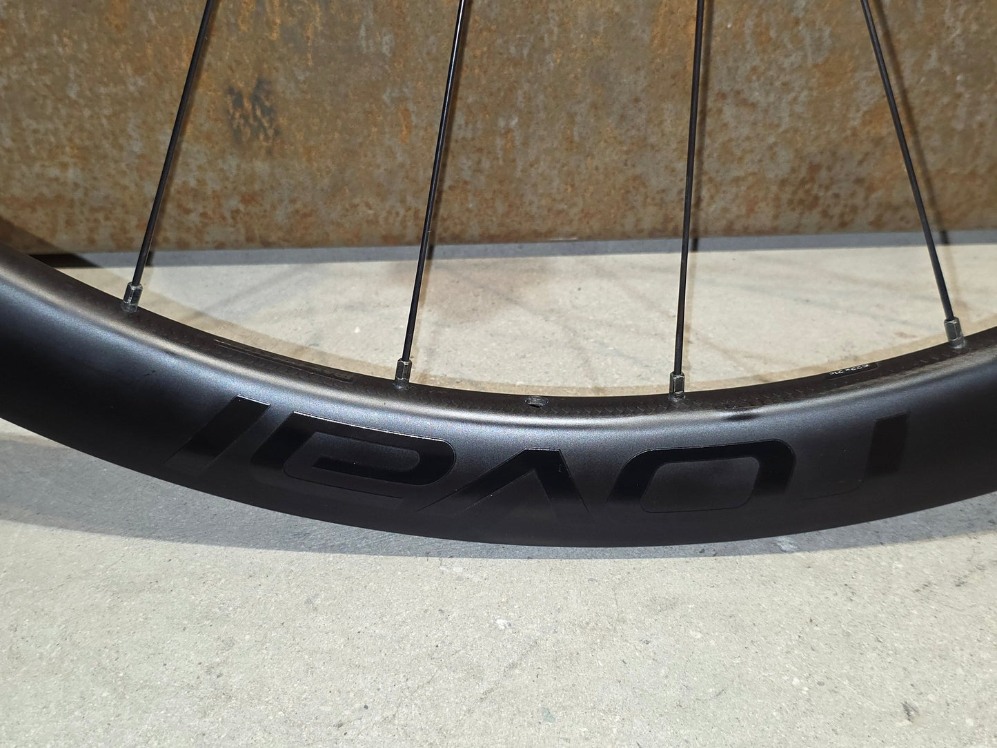 Laufrad/Laufradsatz von Specialized, SPECIALIZED ROVAL RAPIDE C38 LAUFRADSATZ DISC vor USEDBIKES - OB.DE Hintergrund