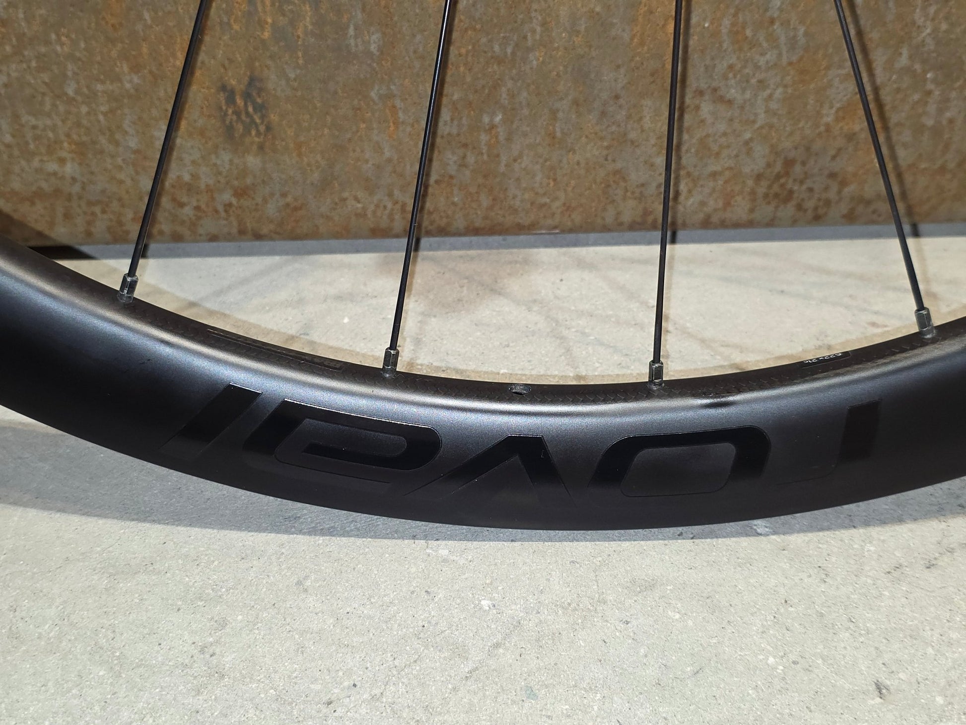 Laufrad/Laufradsatz von Specialized, SPECIALIZED ROVAL RAPIDE C38 LAUFRADSATZ DISC vor USEDBIKES - OB.DE Hintergrund