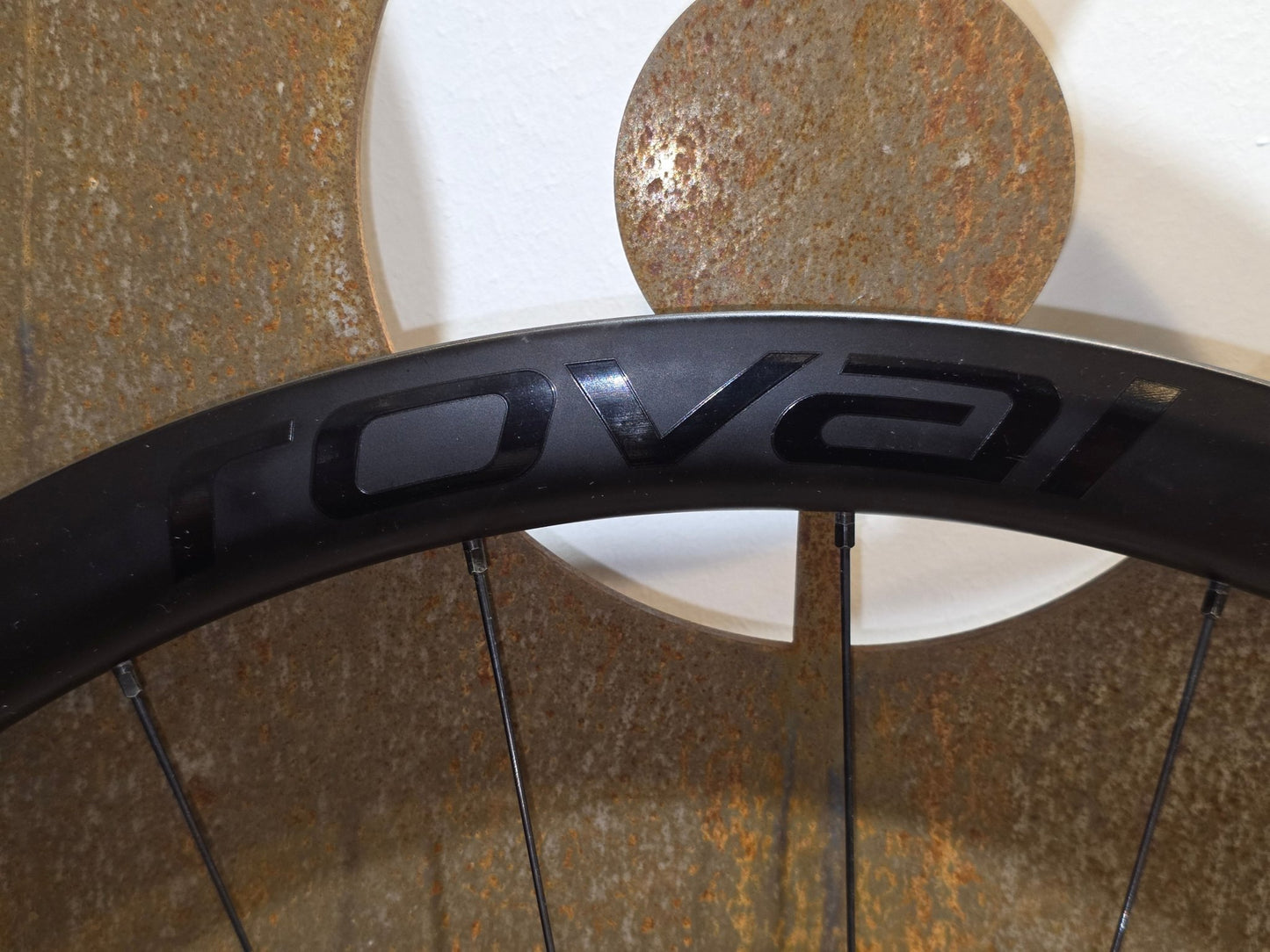 Laufrad/Laufradsatz von Specialized, SPECIALIZED ROVAL RAPIDE C38 LAUFRADSATZ DISC vor USEDBIKES - OB.DE Hintergrund