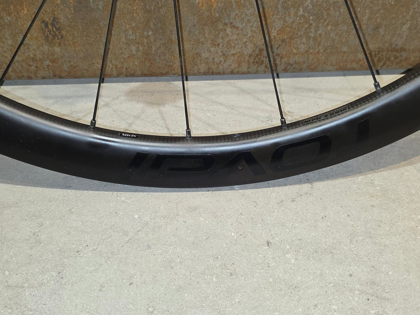 Laufrad/Laufradsatz von Specialized, SPECIALIZED ROVAL RAPIDE C38 LAUFRADSATZ DISC vor USEDBIKES - OB.DE Hintergrund