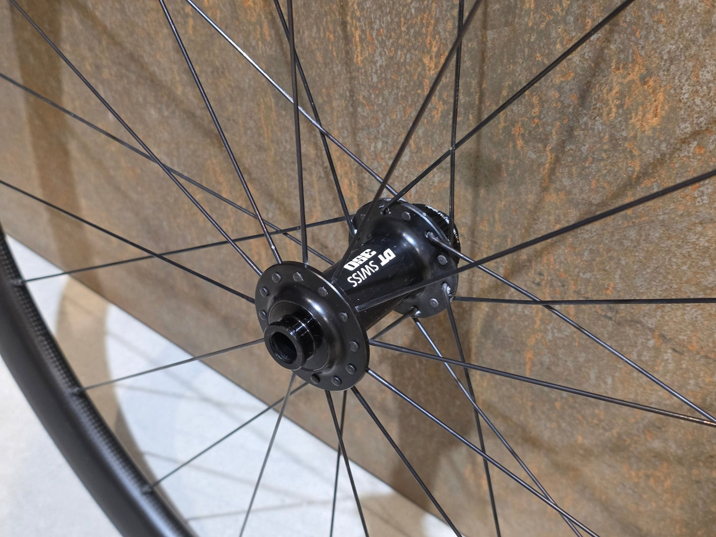 Laufrad/Laufradsatz von Specialized, SPECIALIZED ROVAL RAPIDE C38 LAUFRADSATZ DISC vor USEDBIKES - OB.DE Hintergrund