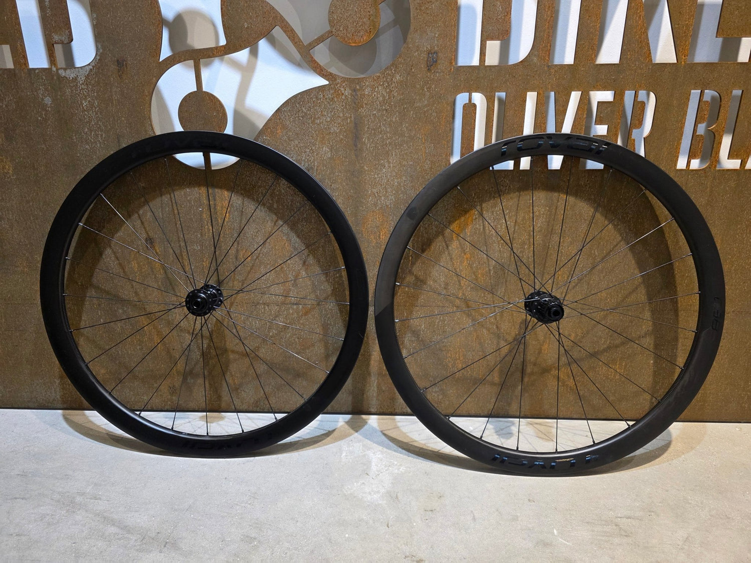 Laufrad/Laufradsatz von Specialized, SPECIALIZED ROVAL RAPIDE C38 LAUFRADSATZ DISC vor USEDBIKES - OB.DE Hintergrund