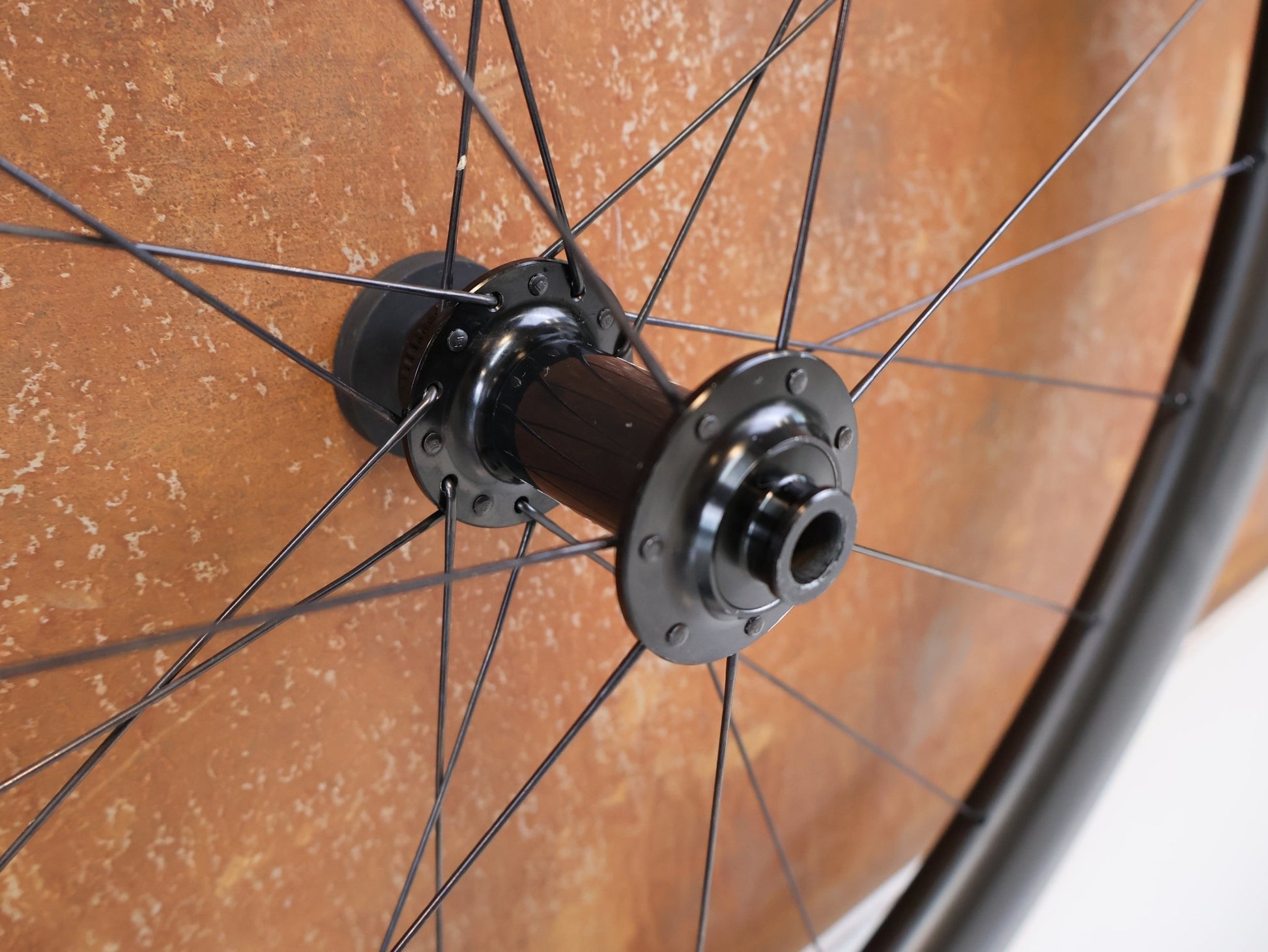 Laufrad/Laufradsatz von Specialized, SPECIALIZED ROVAL RAPIDE CL CARBON LAUFRADSATZ / AERO PROFIL / SCHWARZ / XDR vor USEDBIKES-OB.DE Hintergrund