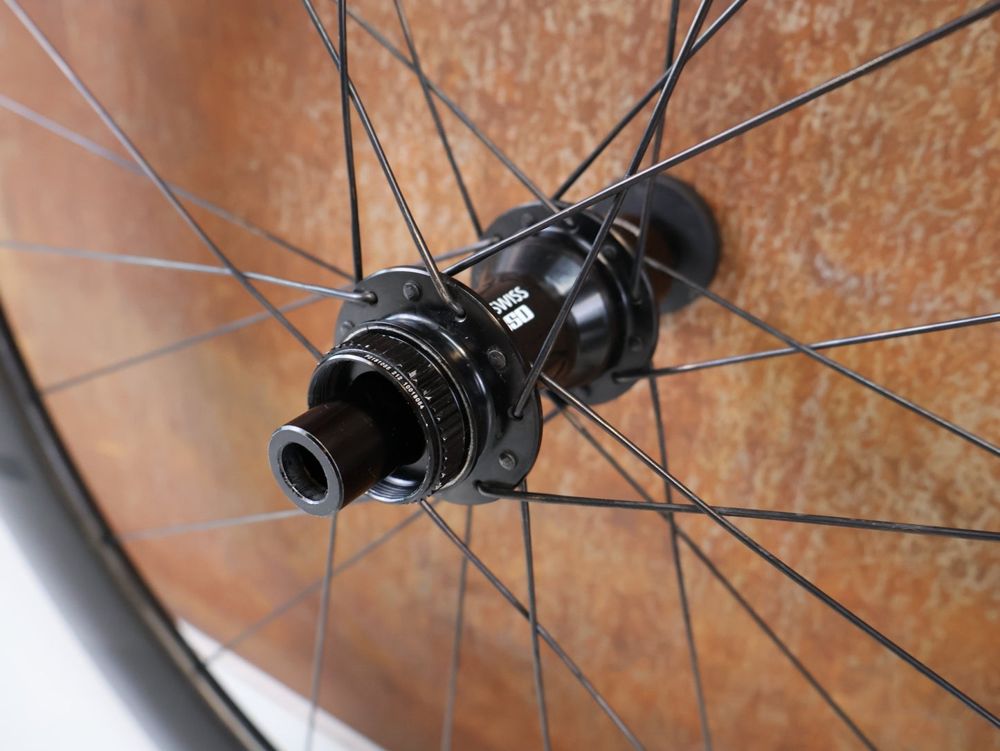 Laufrad/Laufradsatz von Specialized, SPECIALIZED ROVAL RAPIDE CL CARBON LAUFRADSATZ / AERO PROFIL / SCHWARZ / XDR vor USEDBIKES-OB.DE Hintergrund