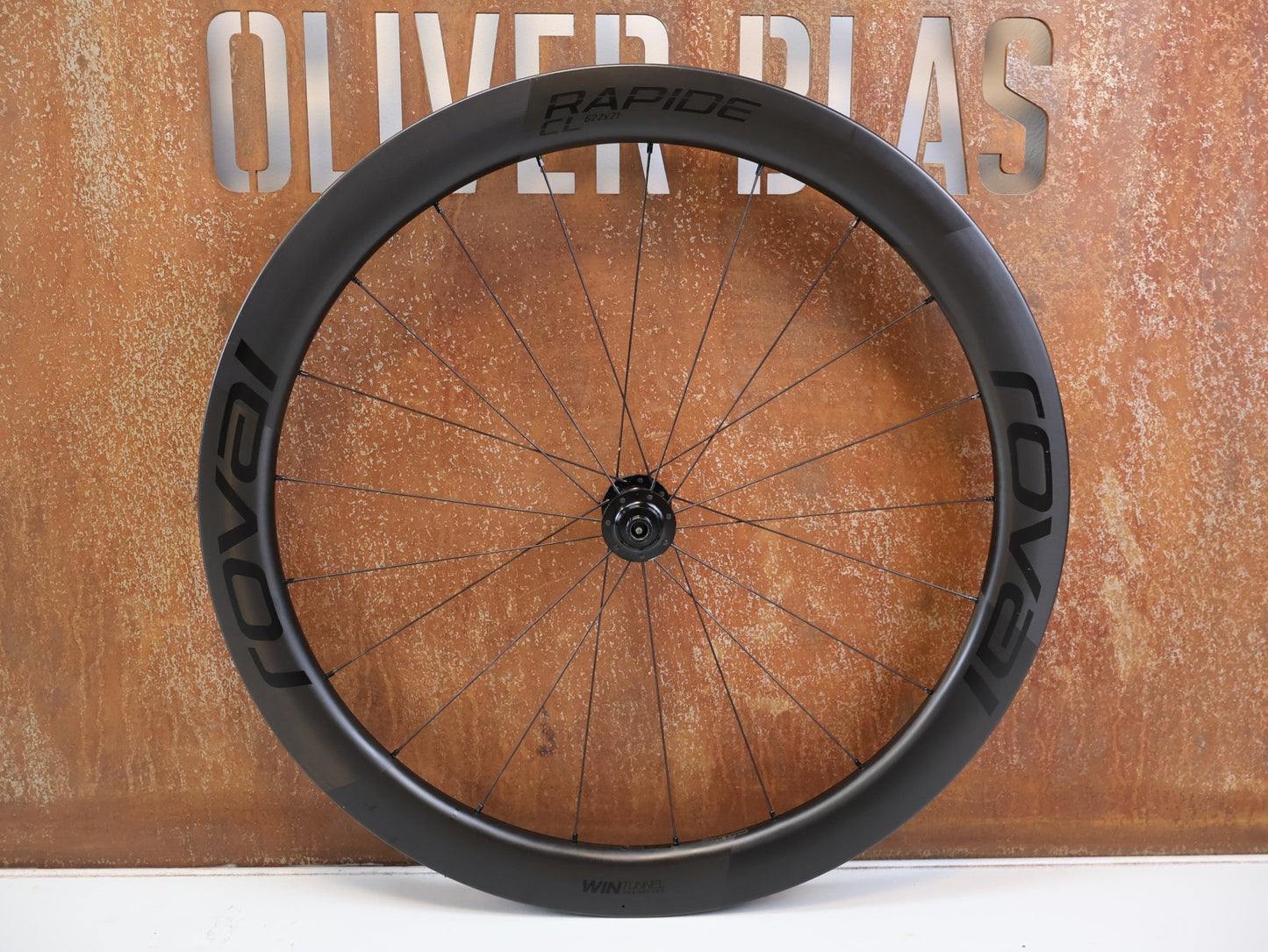 Laufrad/Laufradsatz von Specialized, SPECIALIZED ROVAL RAPIDE CL CARBON LAUFRADSATZ / AERO PROFIL / SCHWARZ / XDR vor USEDBIKES-OB.DE Hintergrund