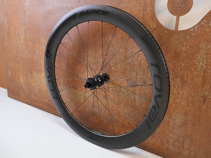 Laufrad/Laufradsatz von Specialized, SPECIALIZED ROVAL RAPIDE CL CARBON LAUFRADSATZ / AERO PROFIL / SCHWARZ / XDR vor USEDBIKES-OB.DE Hintergrund