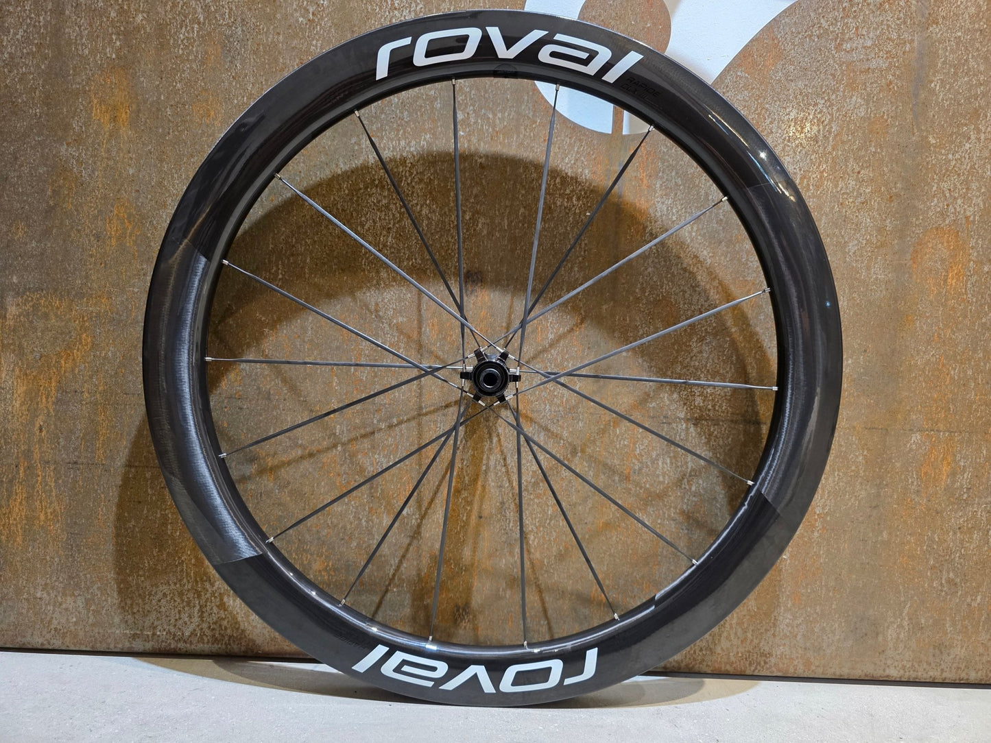 Laufrad/Laufradsatz von Specialized, SPECIALIZED ROVAL RAPIDE CLX III CARBON LAUFRADSATZ vor USEDBIKES - OB.DE Hintergrund