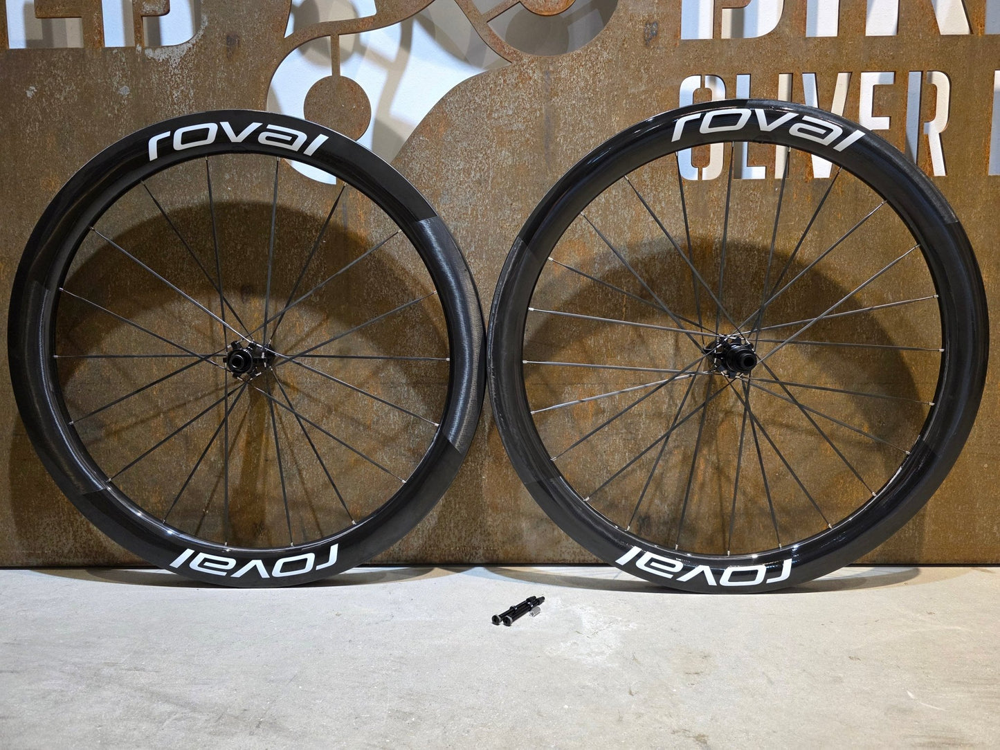 Laufrad/Laufradsatz von Specialized, SPECIALIZED ROVAL RAPIDE CLX III CARBON LAUFRADSATZ vor USEDBIKES - OB.DE Hintergrund