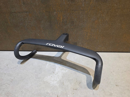 Lenker von Specialized, SPECIALIZED ROVAL RAPIDE COCKPIT LENKEREINHEIT / 420X110MM TEAM EDITION vor USEDBIKES - OB.DE Hintergrund