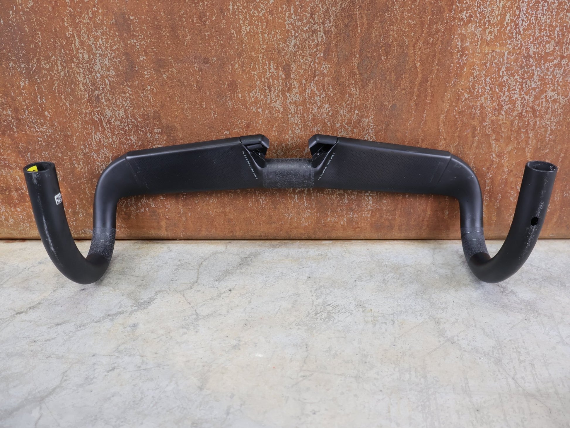 Lenker von Specialized, SPECIALIZED S - WORKS AEROFLY CARBON LENKER / 400 MM / AERO - PERFORMANCE / 226G vor USEDBIKES - OB.DE Hintergrund