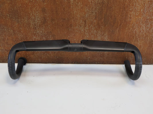 Lenker von Specialized, SPECIALIZED S-WORKS AEROFLY CARBON LENKER / 440 MM / AERO ROAD / 246 G vor USEDBIKES-OB.DE Hintergrund