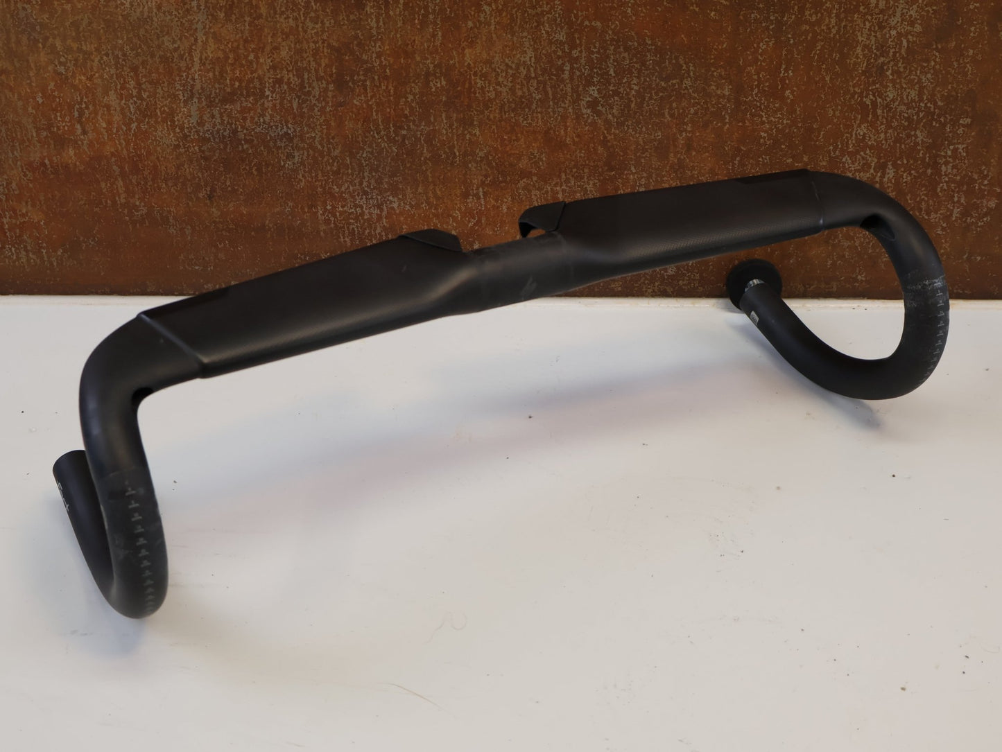 Lenker von Specialized, SPECIALIZED S-WORKS AEROFLY CARBON LENKER / 440 MM / AERO ROAD / 246 G vor USEDBIKES-OB.DE Hintergrund