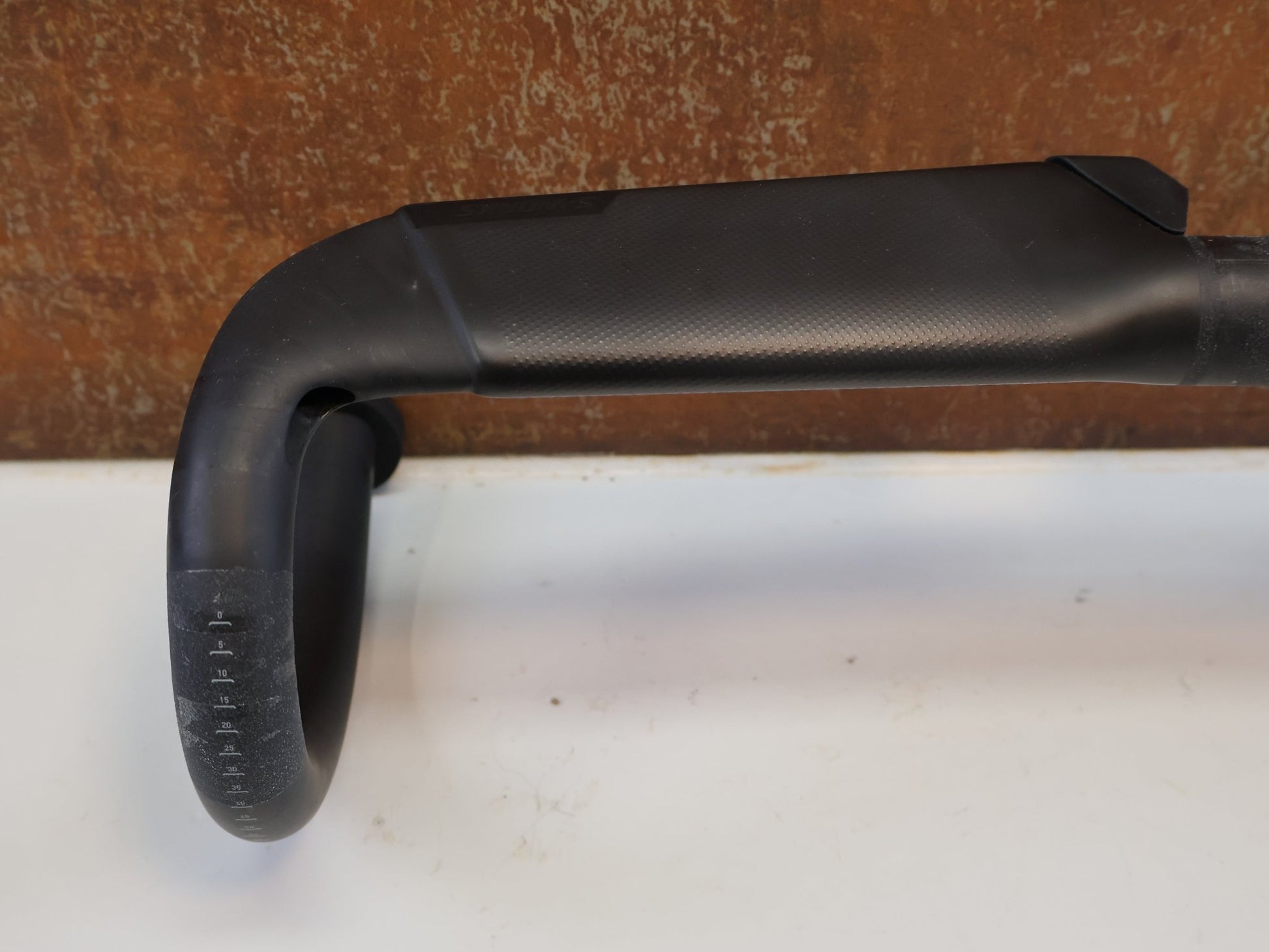 Lenker von Specialized, SPECIALIZED S-WORKS AEROFLY CARBON LENKER / 440 MM / AERO ROAD / 246 G vor USEDBIKES-OB.DE Hintergrund