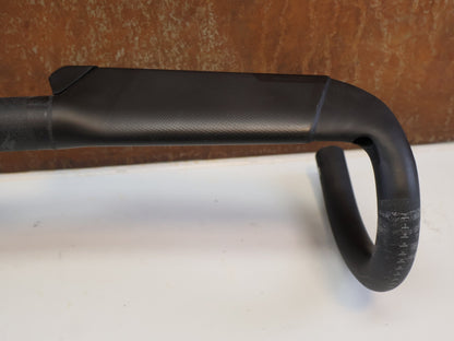 Lenker von Specialized, SPECIALIZED S-WORKS AEROFLY CARBON LENKER / 440 MM / AERO ROAD / 246 G vor USEDBIKES-OB.DE Hintergrund
