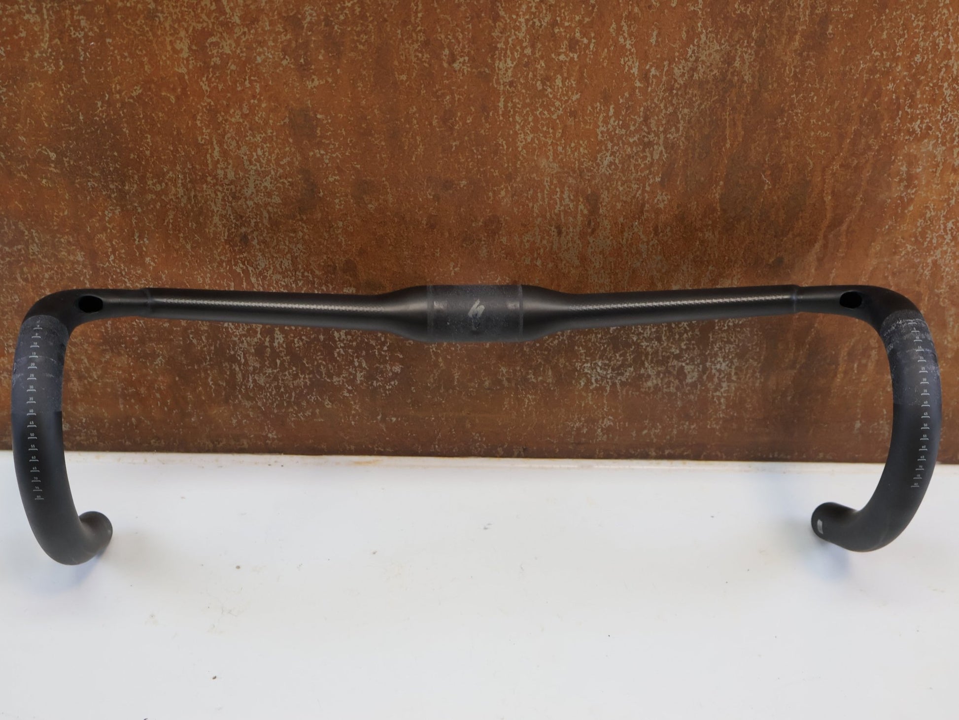Lenker von Specialized, SPECIALIZED S-WORKS AEROFLY CARBON LENKER / 440 MM / AERO ROAD / 246 G vor USEDBIKES-OB.DE Hintergrund