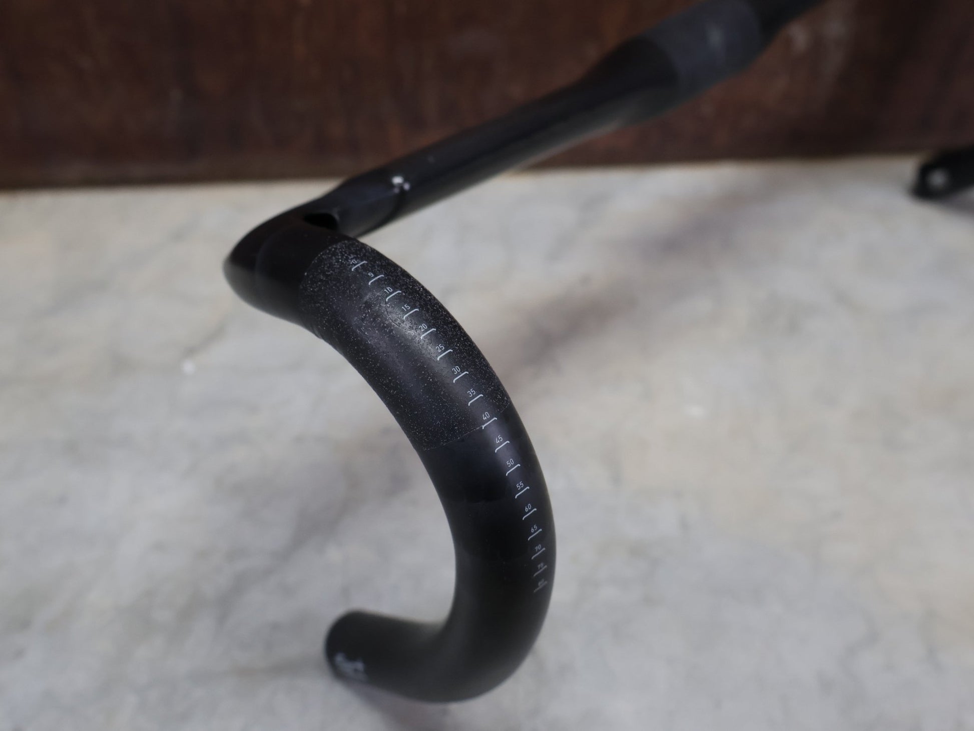 Lenker von Specialized, SPECIALIZED S - WORKS AEROFLY II CARBON LENKER / 420MM vor USEDBIKES - OB.DE Hintergrund