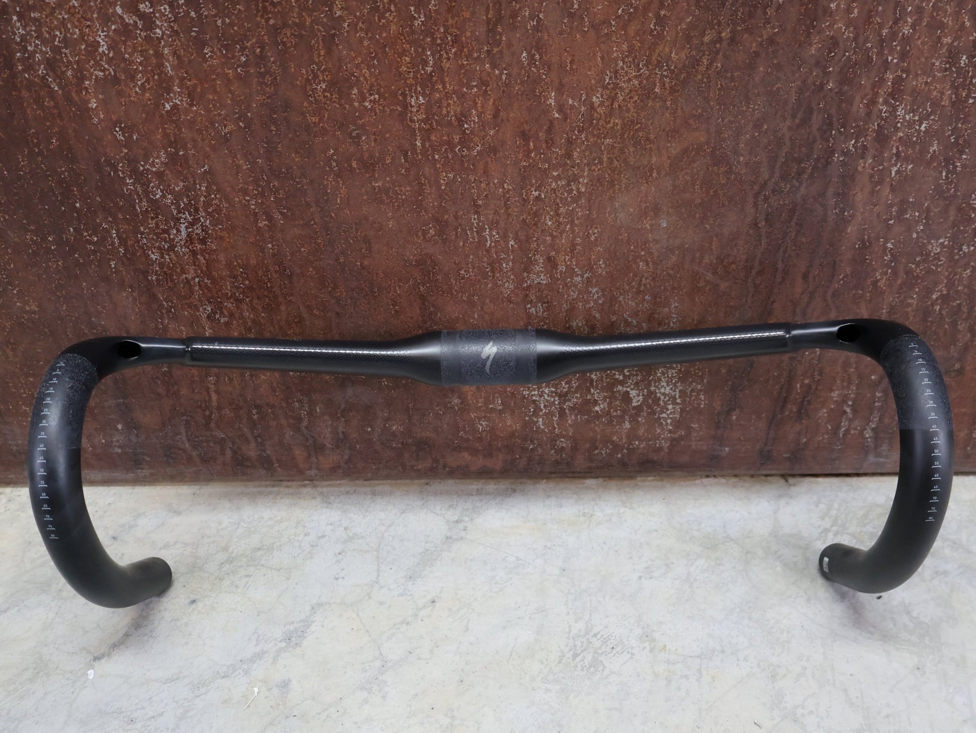 Lenker von Specialized, SPECIALIZED S - WORKS AEROFLY II CARBON LENKER / 420MM vor USEDBIKES - OB.DE Hintergrund